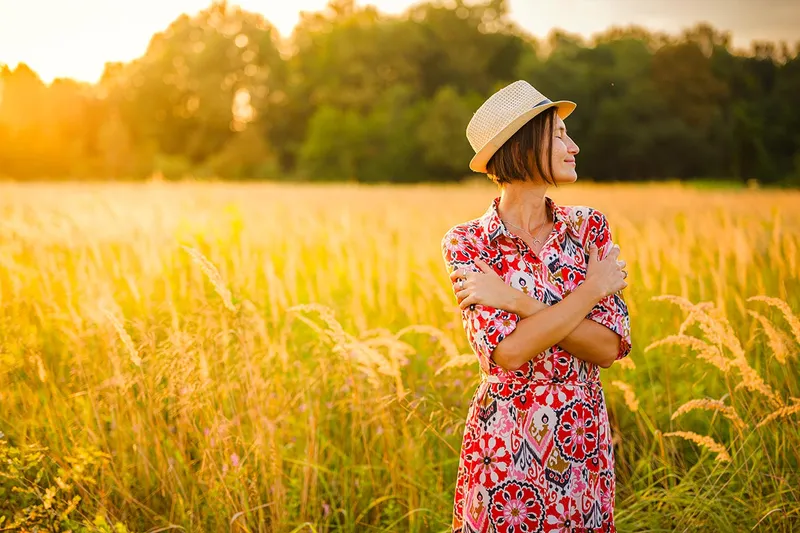 Wie hängt Selbstmitgefühl mit günstigem und ungünstigem Bewältigungsverhalten zusammen?