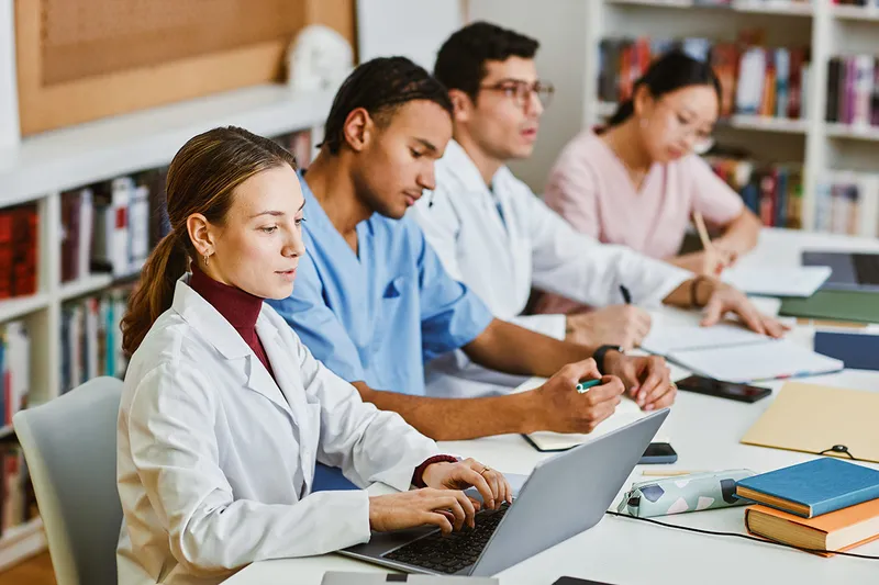 Wie gut helfen Maßnahmen gegen Vorurteile aufgrund des Körpergewichts bei Studierenden in Gesundheitsberufen?