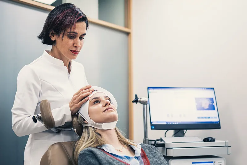 Kann eine Stimulation des Gehirns die geistige Leistungsfähigkeit von Menschen mit Hirnerkrankungen verbessern?