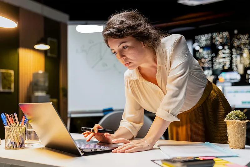 Arbeiten Beschäftigte, die das Gefühl haben, etwas bewirken zu können, eigenständiger?