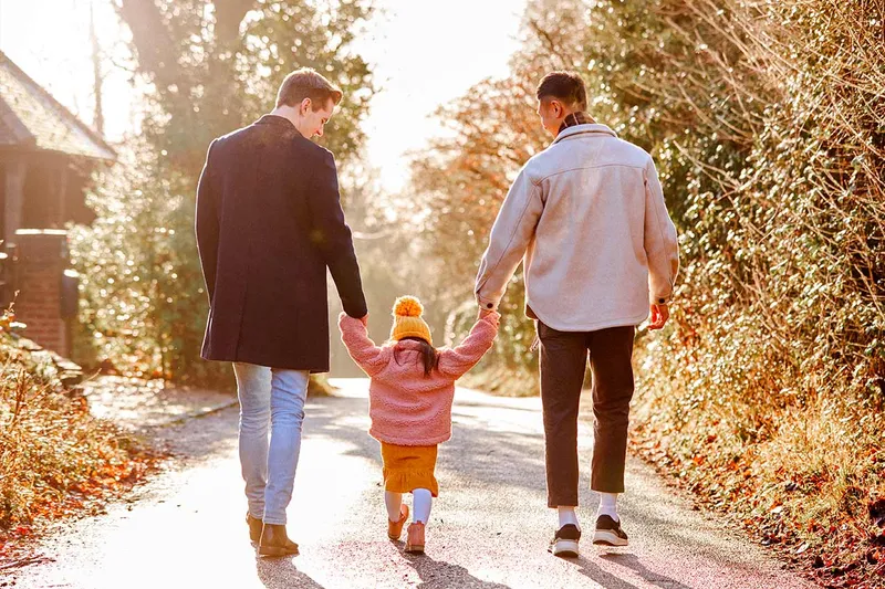 Unterscheidet sich die psychische Gesundheit von Kindern, die bei homosexuellen Vätern aufwachsen, von der anderer Kinder?